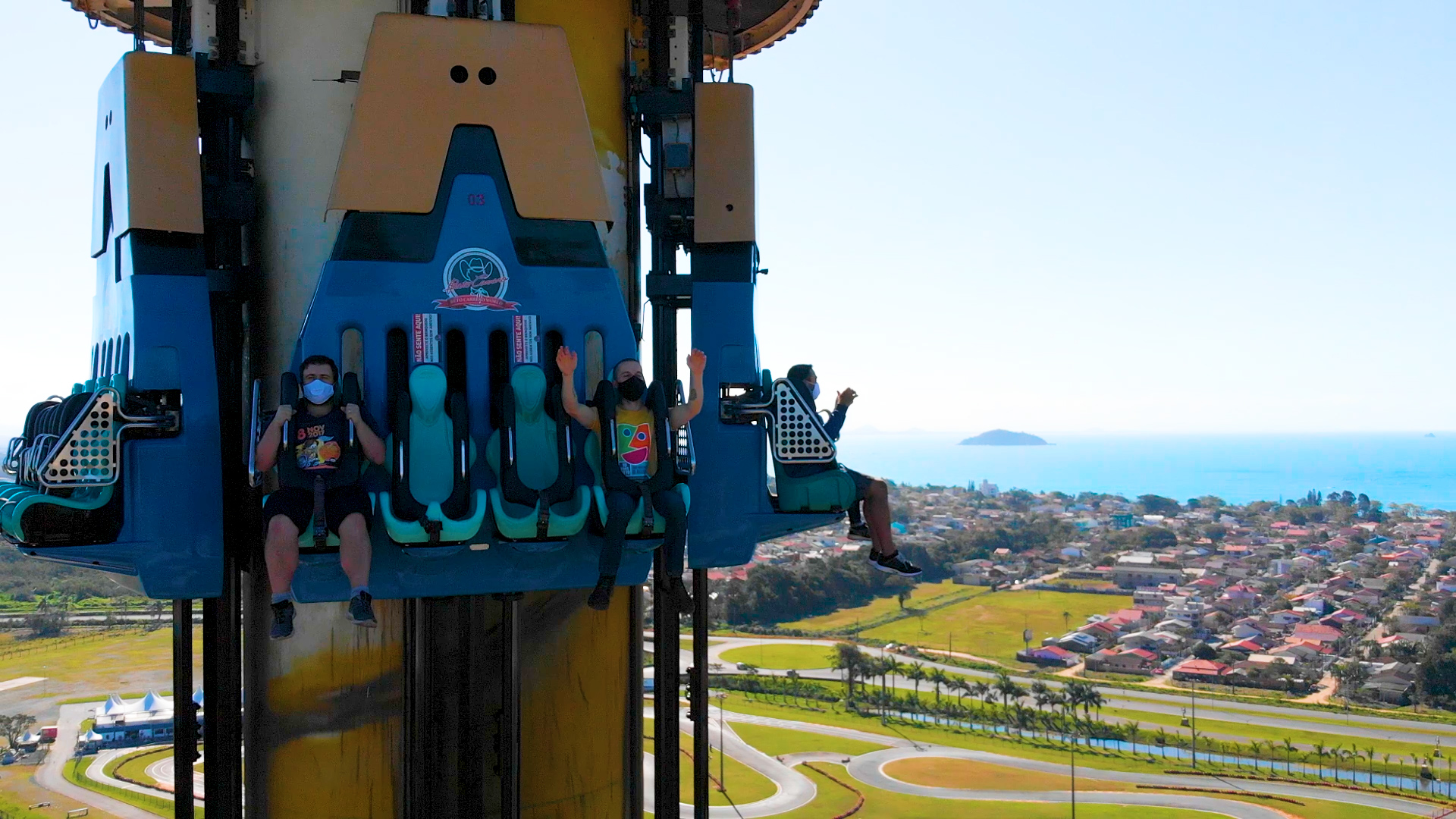 Beto Carrero World - VOCÊ SABIA: O sistema de segurança da Big Tower tem  garantia de TUV, que é uma organização da Alemanha. Por isso, apesar da  queda livre de 120km/h, não